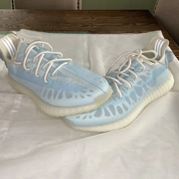 New Yeezy boost 350 V2 Mono Ice - Picture 4 of 6